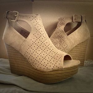 NWOB Size 7 Report Tan Wedges